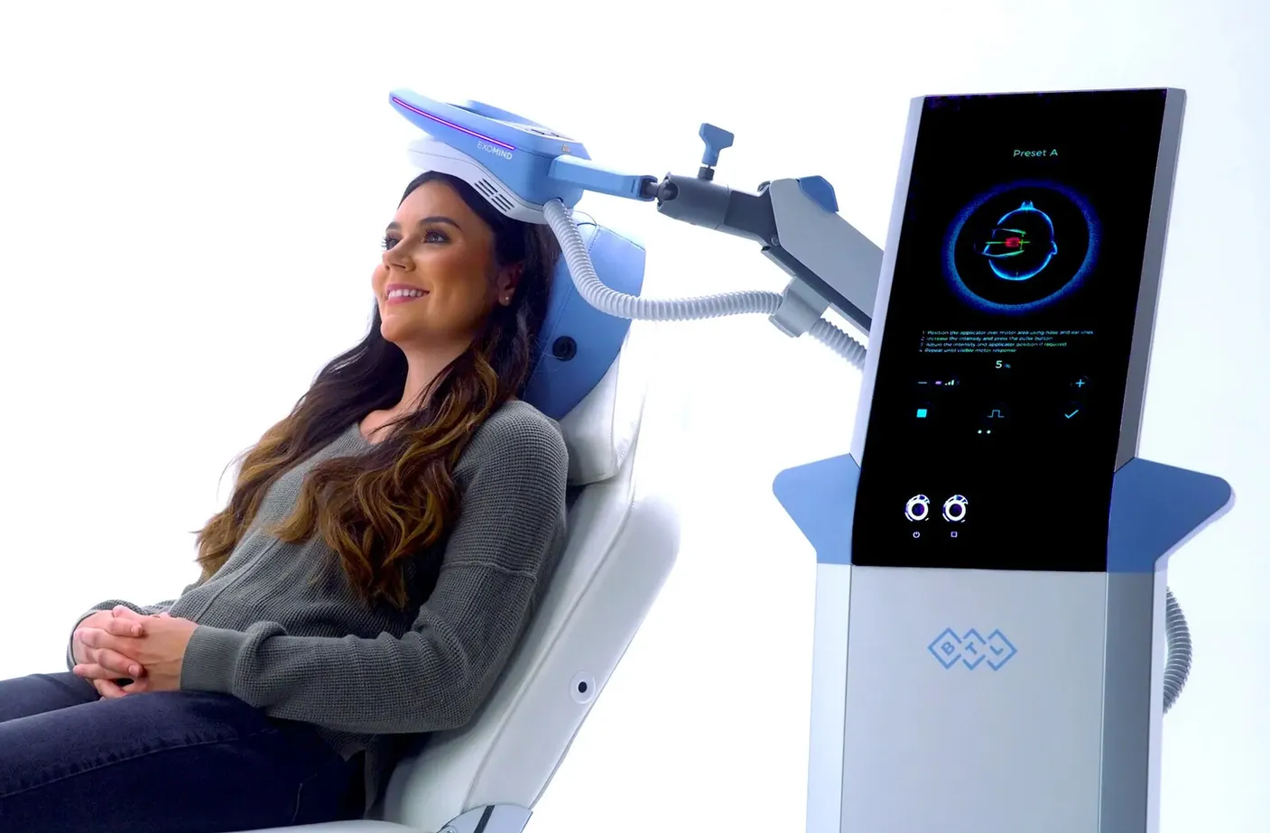 woman using exomind for a non-medication therapy
